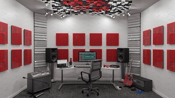 Homestudio mit roten Akustikpaneelen, Monitoren und Mischpult