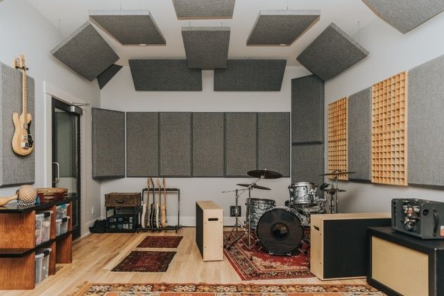 Akustisch behandeltes Homestudio mit Monitoren, Schlagzeug und Bassfallen
