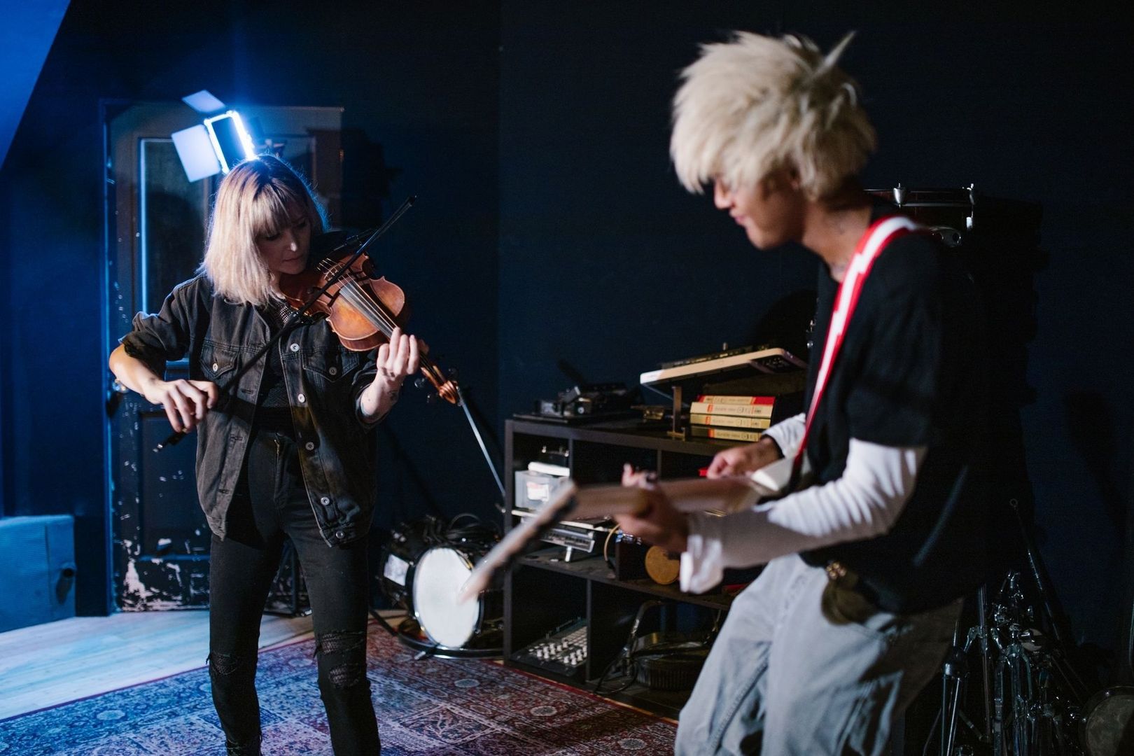 Zwei Musiker proben gemeinsam mit Geige und E-Bass im Studio
